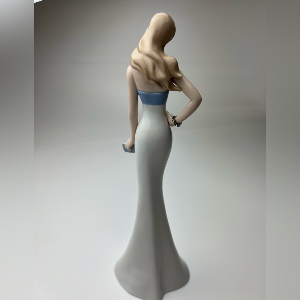 Cosmos Porcelain Elegant Doll - Picture 11 of 17